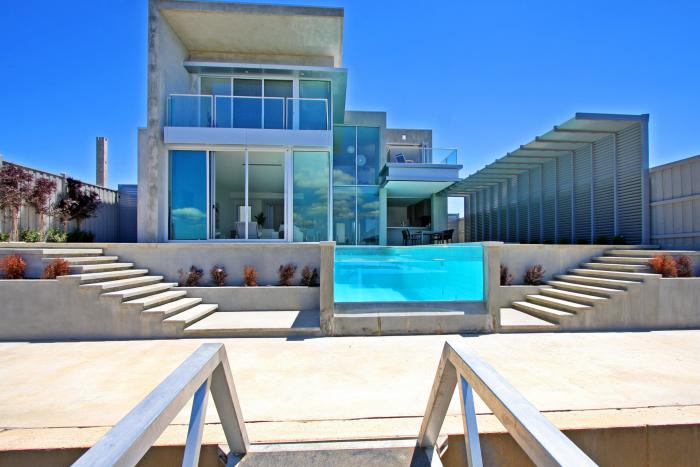 piscine-en-verre-villa-contemporaine-architecture-cubique