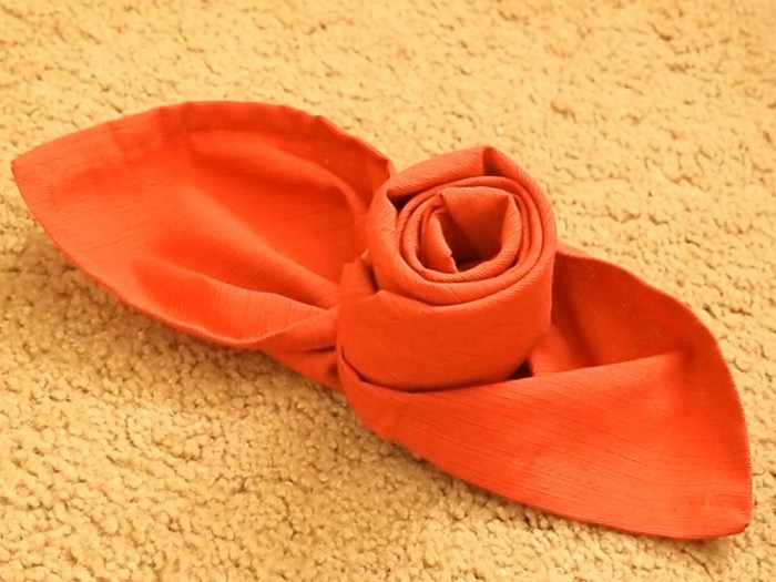 pliage-serviette-facile-en-rose