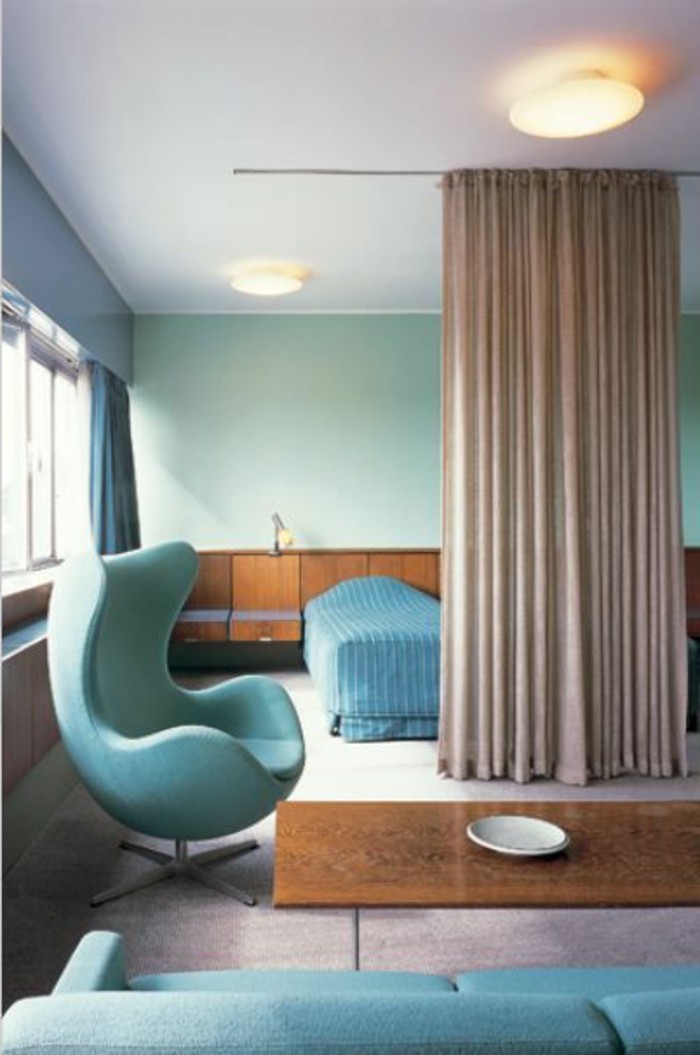 rideau-séparation-chambre-a-coucher-chaise-en-bleu-turquoise-plafond-blanc-mur-bleu