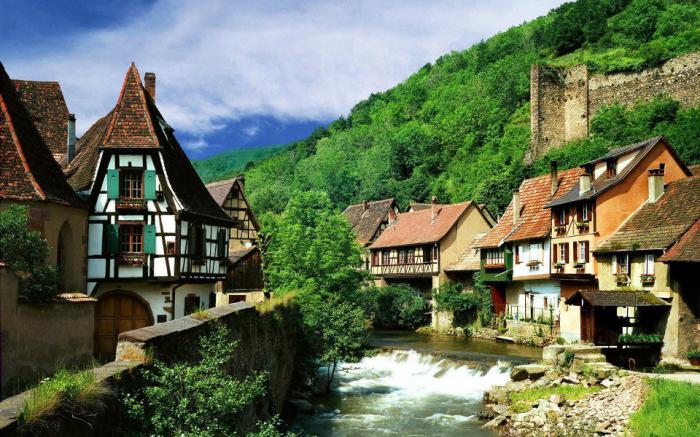 route-des-vins-d'Alsace-rivière-et-maisons-à-colombages