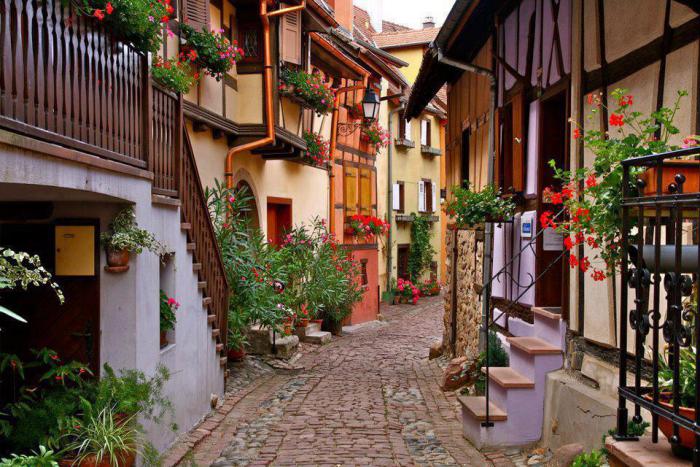 route-des-vins-d'Alsace-ruelle-pittoresque-à-Eguisheim