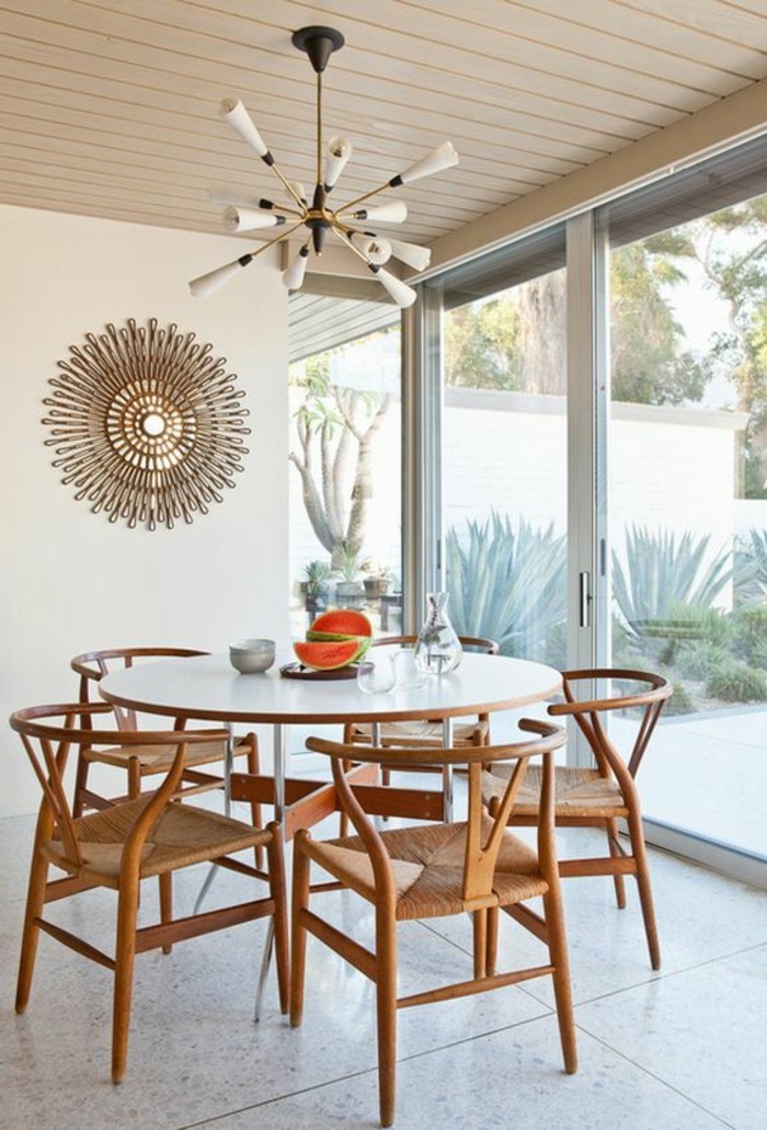salle-a-manger-table-de-cuisine-ronde-avec-chaises-en-bois-natures-style-chic-mur-decoration-soleil