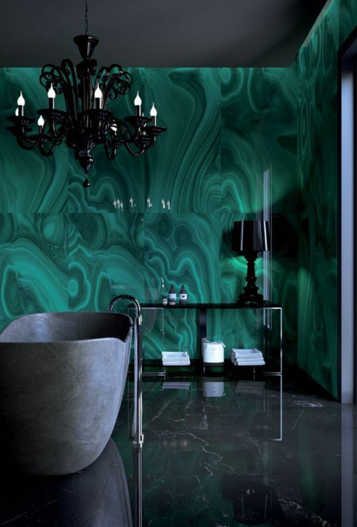 salle-de-bain-de-luxe-baignoire-grise-mur-verte-foncé-lustre-design-sol-noir