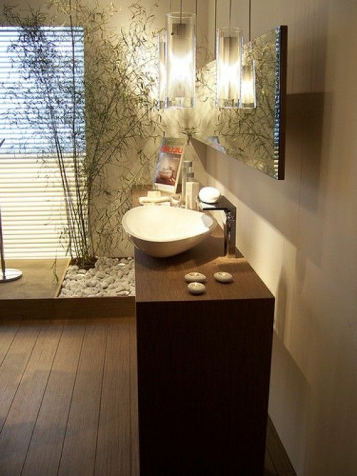 salle-de-bain-deco-zen-bambou-sol-en-planchers-en-bois-marron-foncé