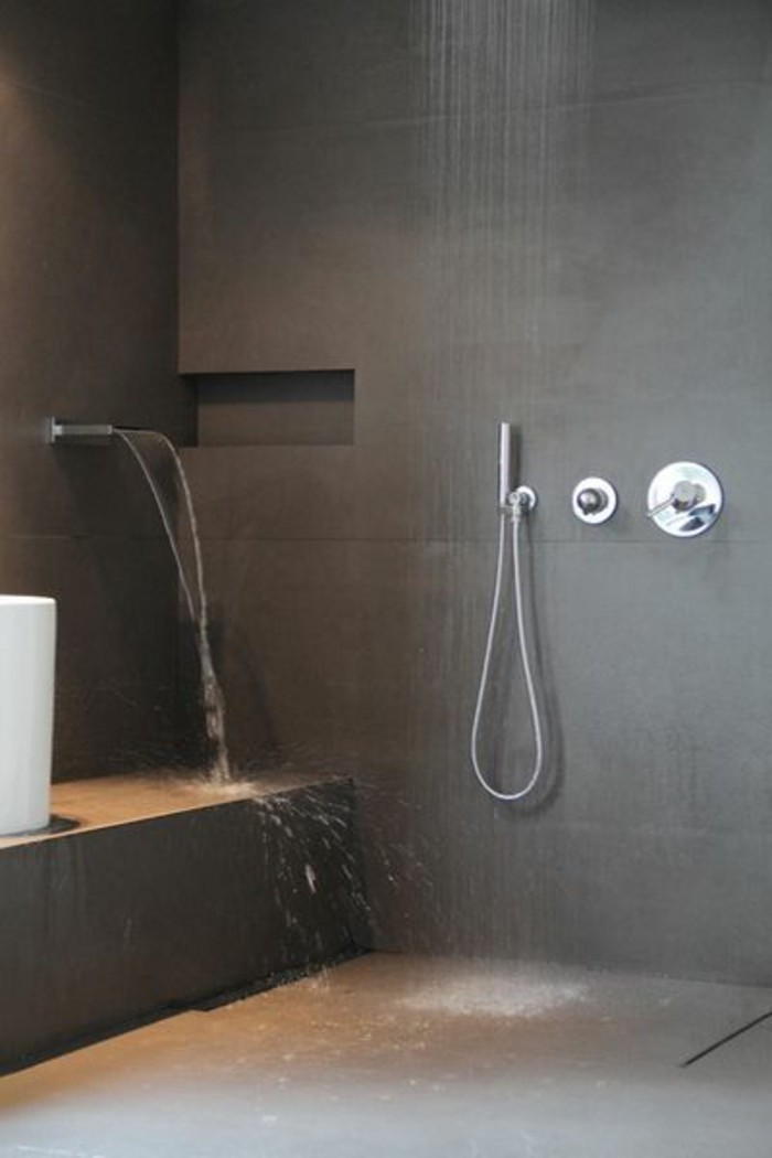salle-de-bain-design-italienne-carrelage-gris-foncé-salle-de-bain-chic-et-moderne