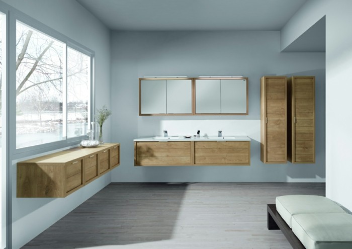 salle-de-bain-en-bois-clair-sol-gris-en-lino-mur-bleu-fenêtre-intérieur-meuble-mural-en-bois