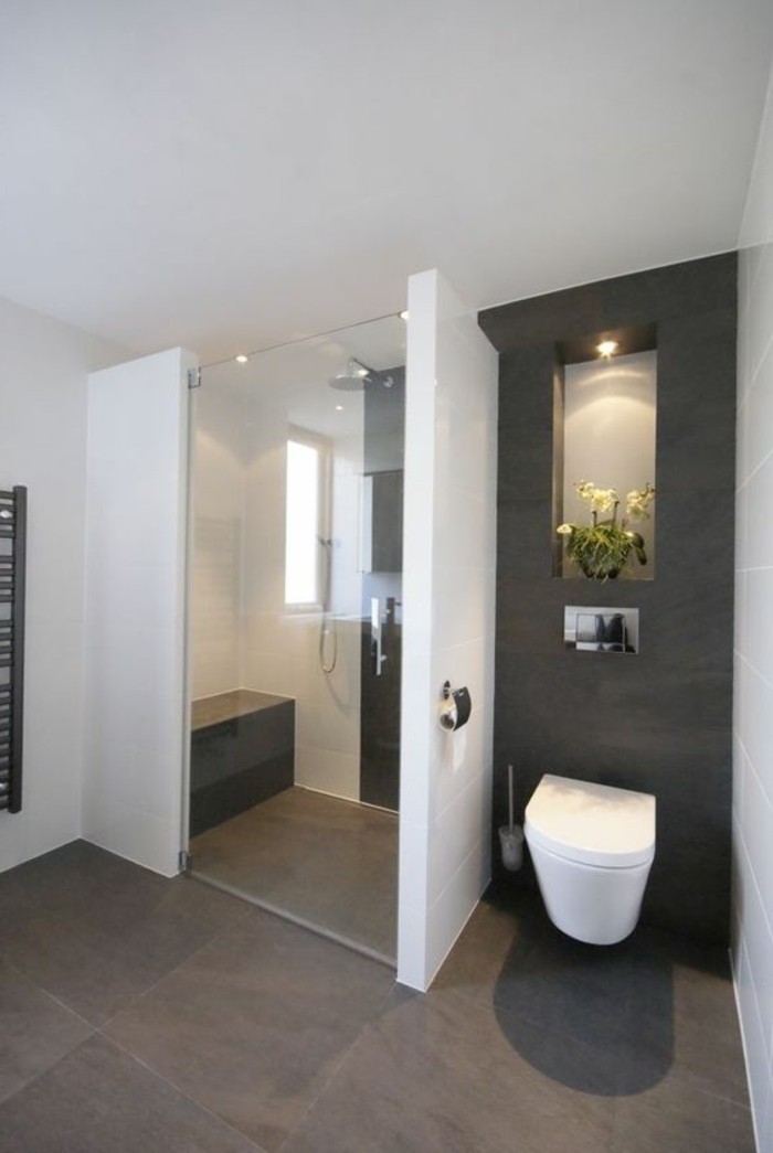 salle-de-bain-en-carrelage-gris-foncé-bonde-douche-italienne-design