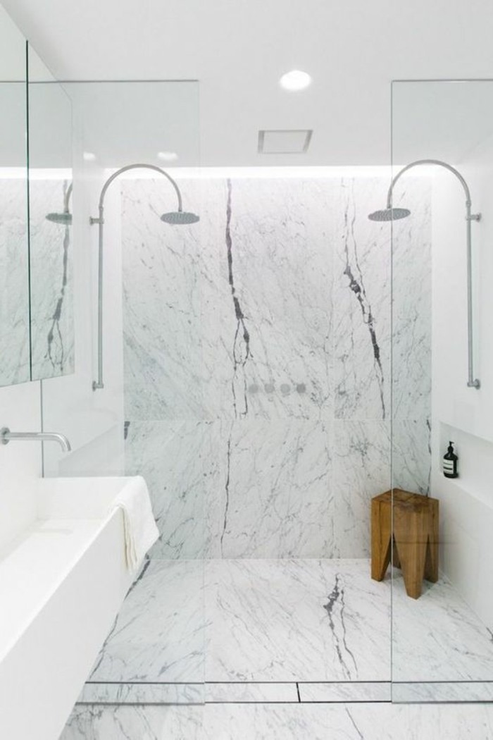 salle-de-bain-en-marbre-blanc-et-gris-lavabo-blanc-evacuation-douche-italienne