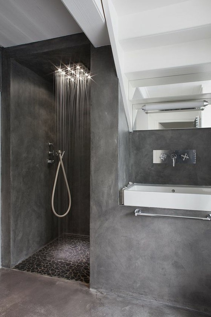 salle-de-bain-grise-en-beton-ciré-douche-à-l-italienne-castorama-chic