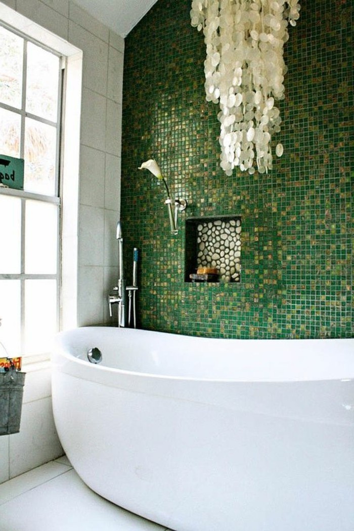 salle-de-bain-mosaique-verte-lustre-design-baignoire-blanche-fenetre-grande