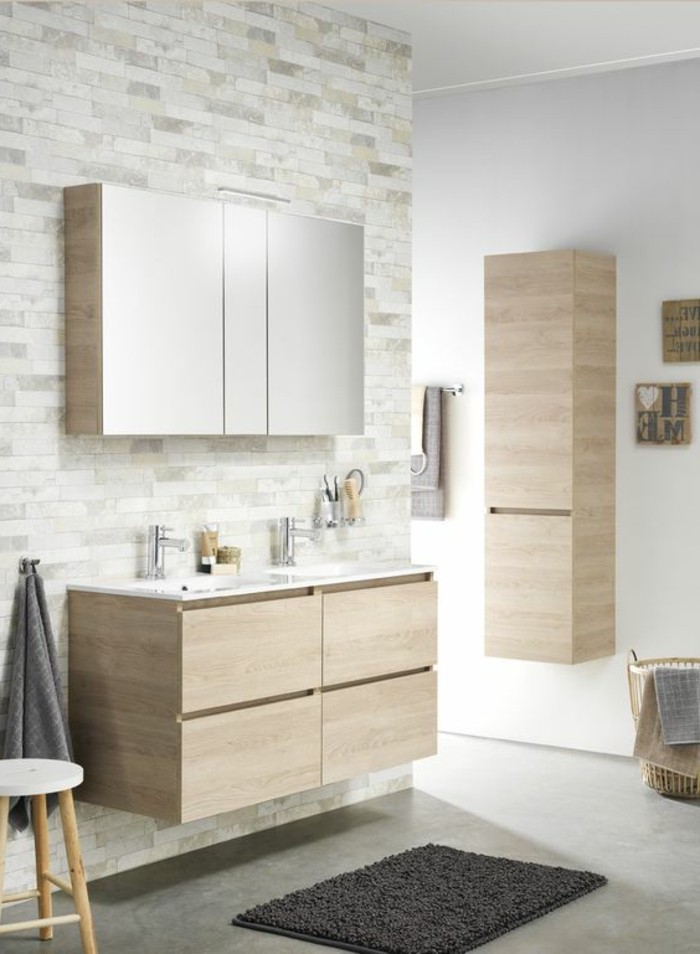 salle-de-bain-mur-en-briques-beiges-meuble-en-bois-clair-miroir-mural-meuble