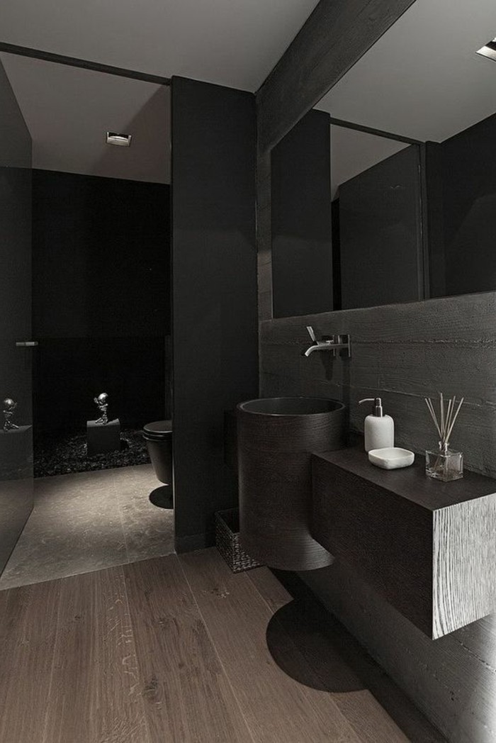 salle-de-bain-noire-sol-en-parquet-foncé-grand-miroir-mural-pour-la-salle-de-bain