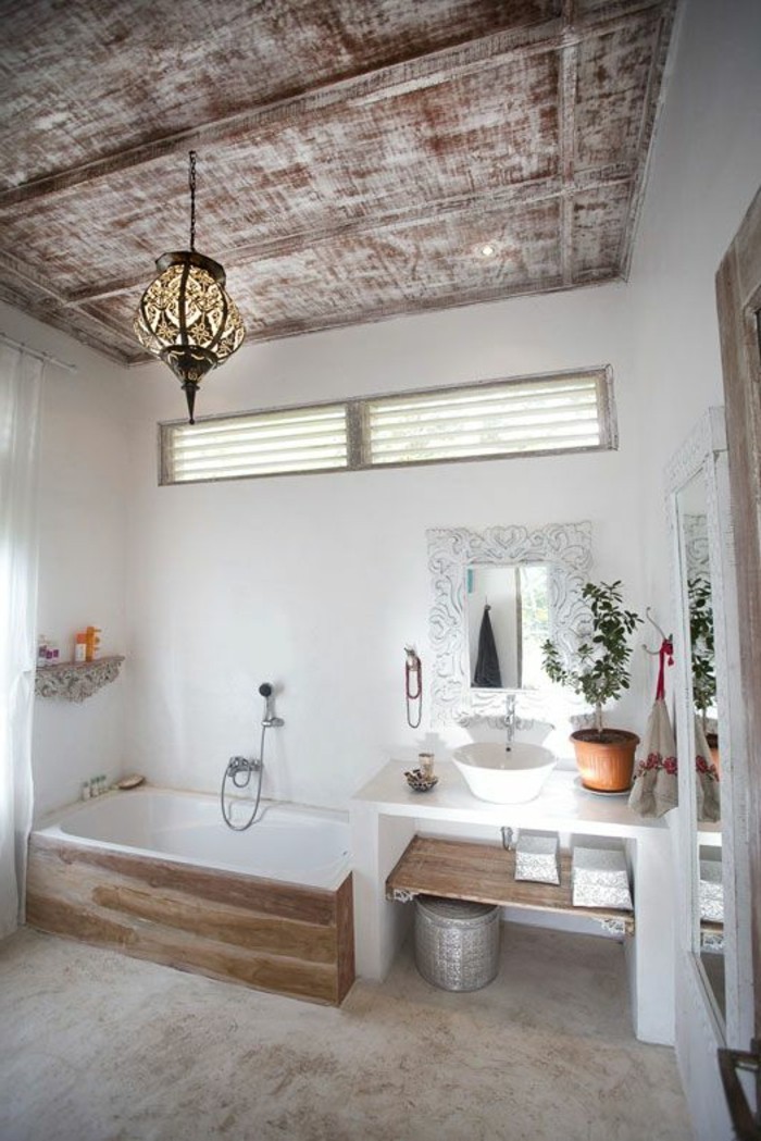 salle-de-bain-rustique-deco-zen-en-bambou-mur-blanc-sol-en-beton-ciré-lustre-design