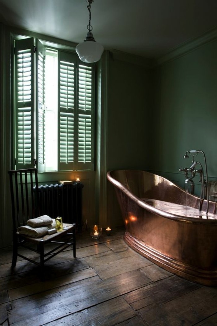 salle-de-bain-sol-en-parquet-baignoire-de-luxe-salle-de-bain-cocooning-meubles-classique