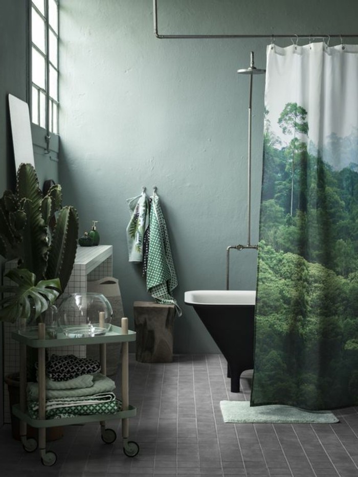 salle-de-bain-verte-sol-en-pavés-gris-baignoire-noire-mur-vert-clair-plante-verte-d-interieur