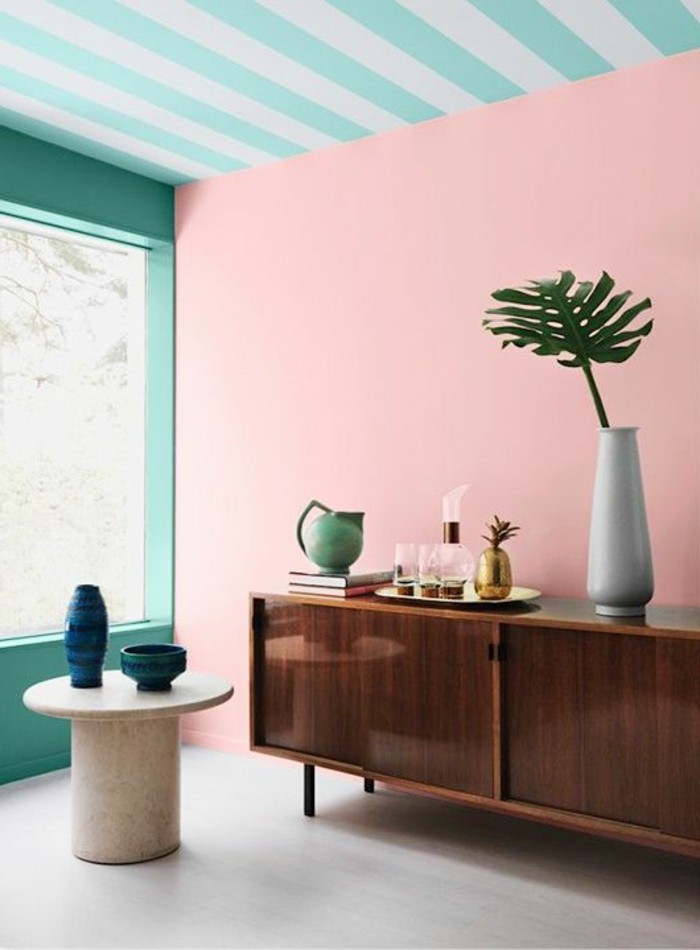 salon-chic-couleur-saumoné-rose-mur-peinture-rose-et-mur-en-bleu-turquoise-signification-des-couleurs-d-intérieur