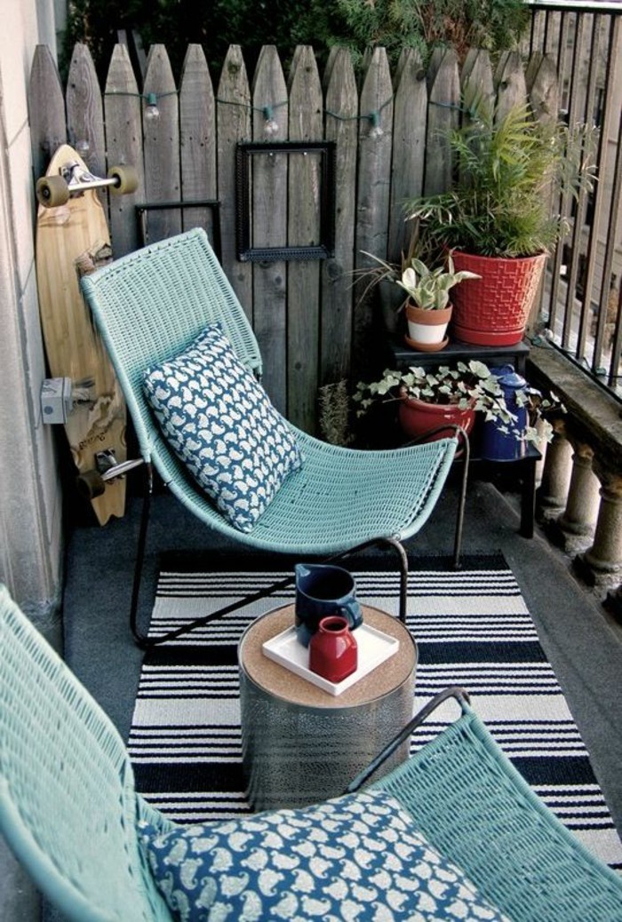salon-de-jardin-en-résine-tressée-mobilier-en-rotin-bleu-clair-chaises-en-rotin-bleu