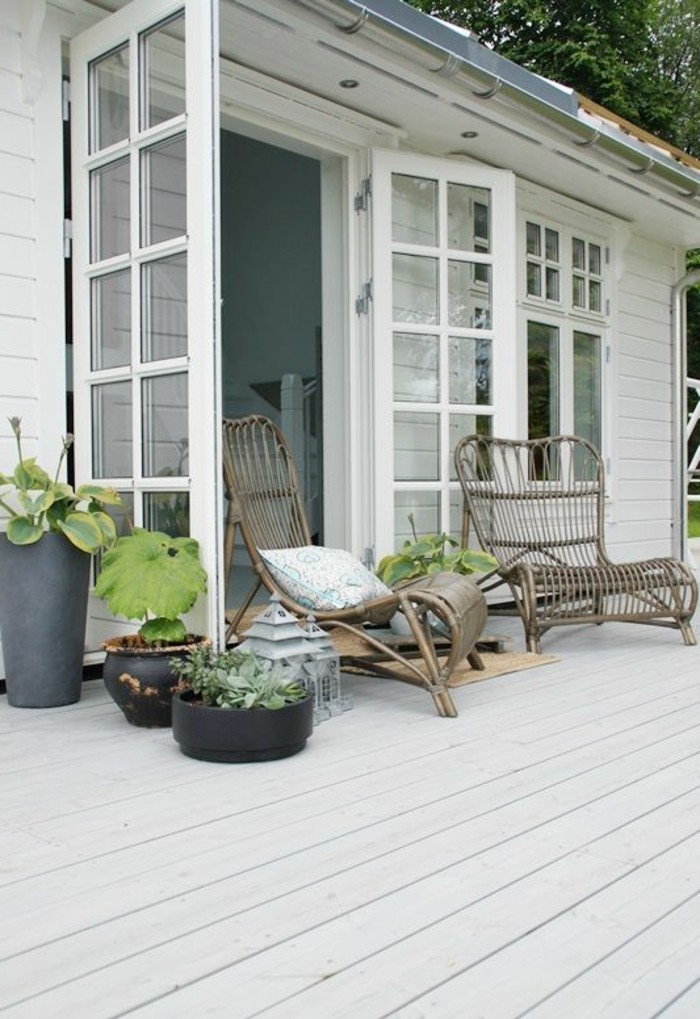 salon-de-jardin-resine-en-bois-clair-chaise-longue-en-rotin-sol-en-planchers-blancs