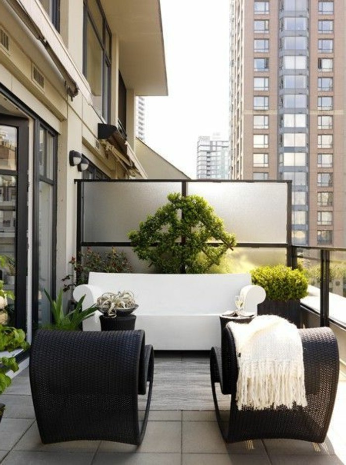 salon-jardin-pas-cher-mobiliers-resines-en-bois-marron-foncé-joli-balcon-avec-vue