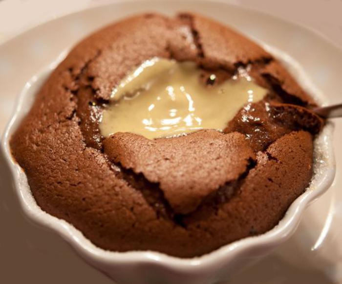 soufflé-au-chocolat-avec-crème-jaune