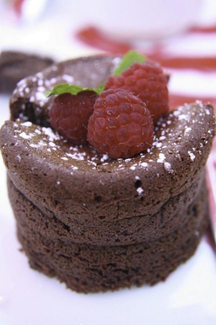 soufflé-au-chocolat-gâteau-au-chocolat-avec-framboises