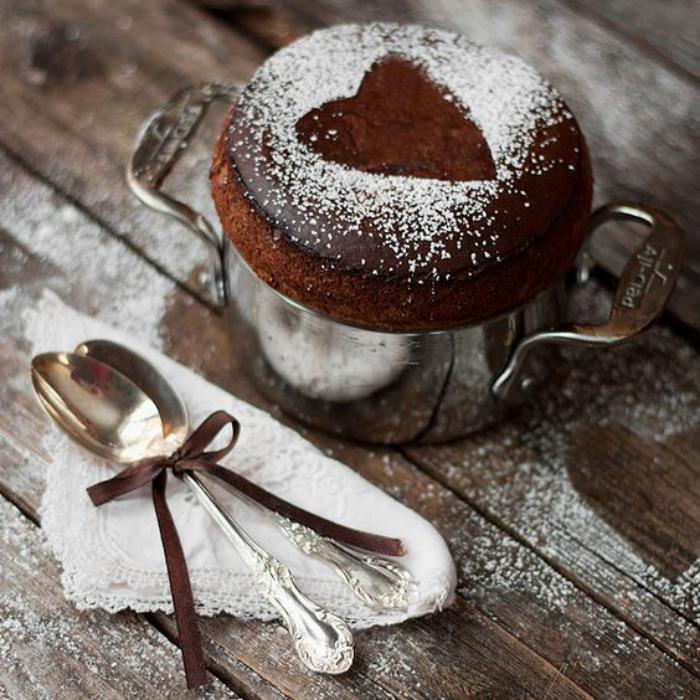 soufflé-au-chocolat-petit-gâteau-décoré-de-sucre