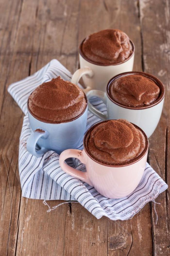 soufflé-au-chocolat-soufflés-servis-en-tasses