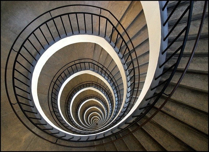 suite-de-Fibonacci-escalier-illumine-resized