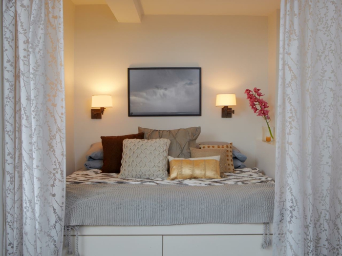 séparation-de-pièce-amovible-chambre-a-coucher-murs-beiges-coussins-decoratifs-lit-deux-personnes