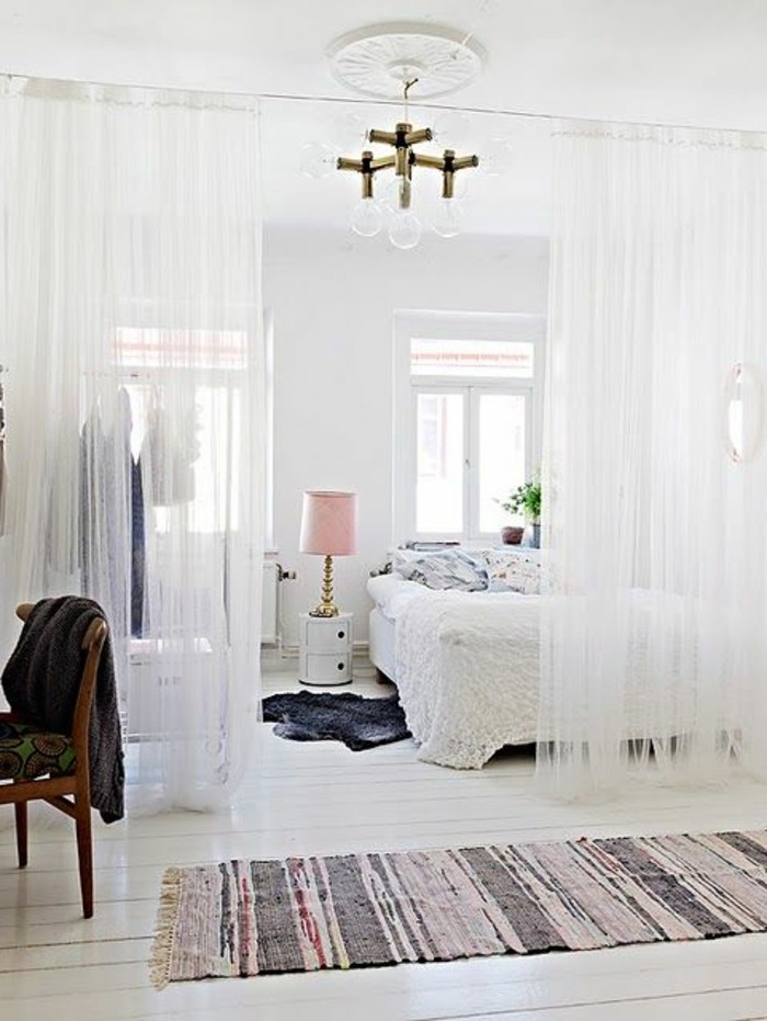 tapis-vintage-coloré-pour-votre-petit-studio-blanc-tapis-gris-en-fourrure-deco-studio-20m2