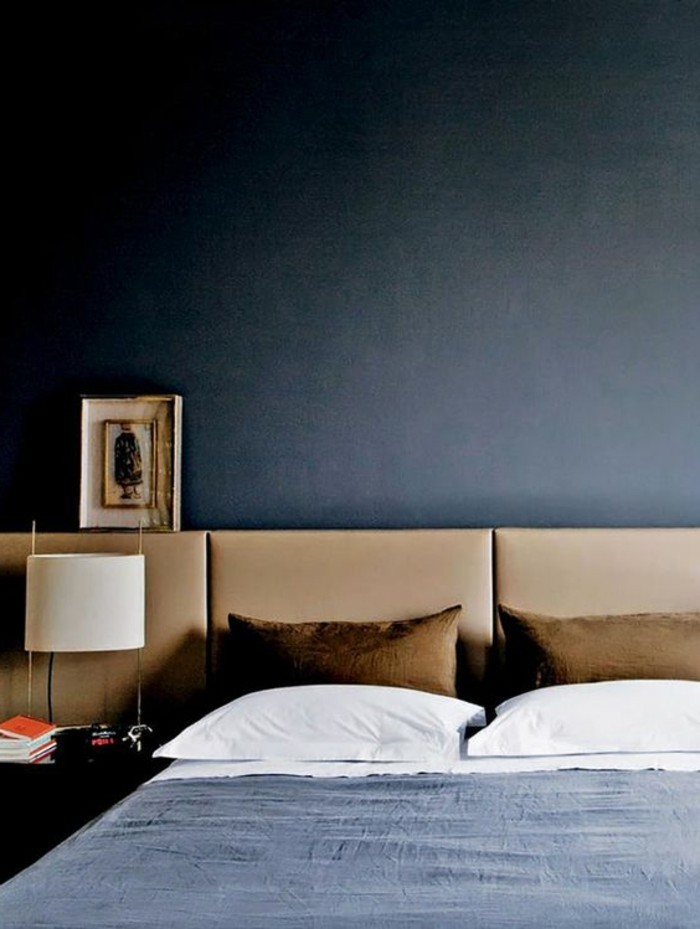 tete-de-lit-capitonnée-simili-cuir-beige-chambre-a-coucher-murs-en-bleu-foncé-lampe-de-chevet