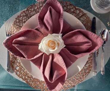 trefle pliage serviette tissu fleur rose assiette blanche couverts