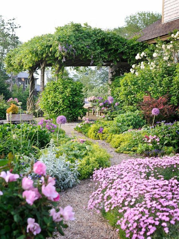 un-jardin-vraiment-joli-avec-beaucoup-de-fleurs-et-une-allée-en-cailloux