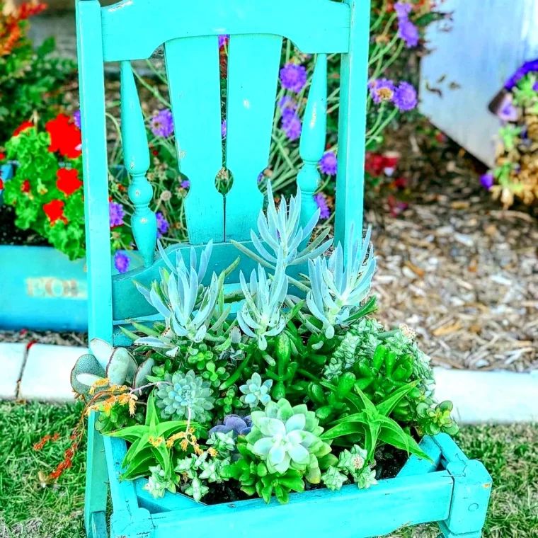 vieille chaise bleu comme jardiniere