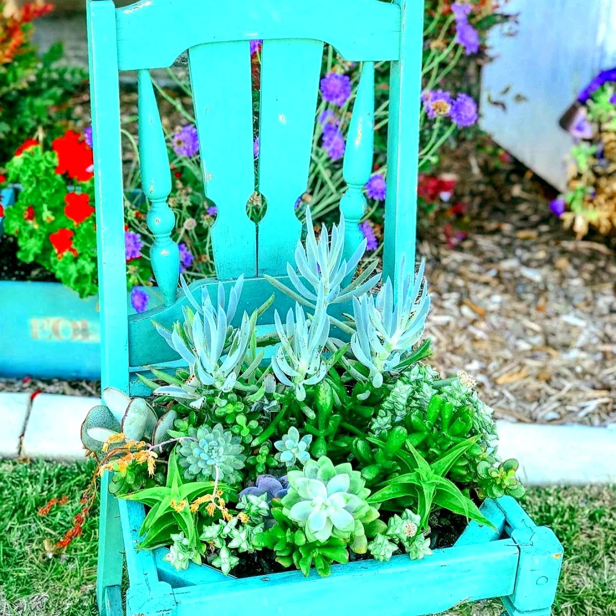 vieille chaise bleu comme jardiniere
