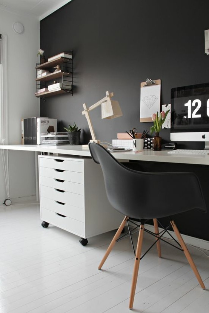 0-lampe-de-bureau-articulée-en-bois-clair-bureau-domicile-moderne-chaise-noire
