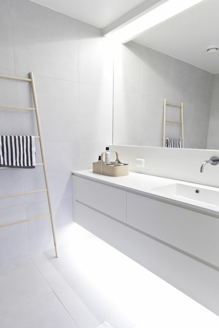 0-salle-de-bain-eclairage-led-miroir-éclairant-salle-de-bain-blanche-carrelage-blanc