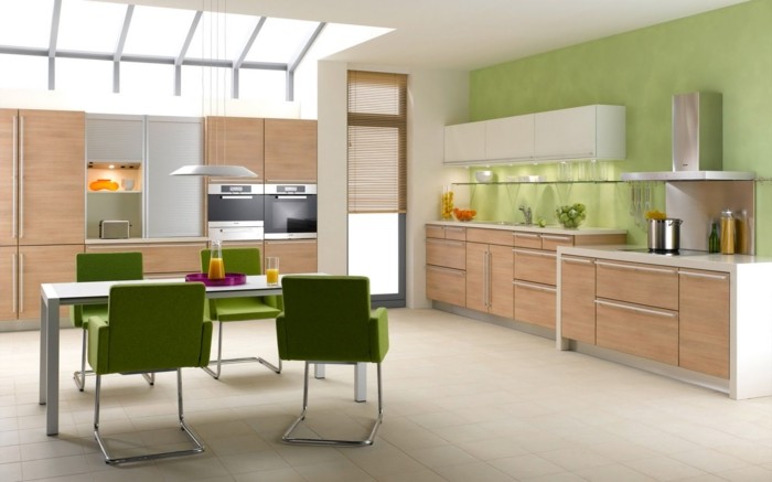 1-aménager-la-plus-belle-cuisine-meubles-en-bois-clair-chaises-vertes-table-salle-à-manger