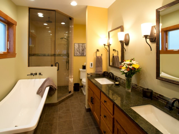 magnifique-déco-salle-de-bain-double-vasque-meuble-salle-de-bain-en-bois-deux-grands-miroirs-rectangulaires-cabine-de-douche-baignoire-à-poser-blanche
