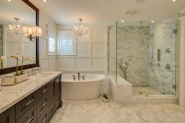 déco-salle-de-bain-traditionnelle-et-élégante-cabine-de-douche-baignoire-blanche-ovale-meuble-salle-de-bain-en-bois-grand-miroir-lustremajestueux
