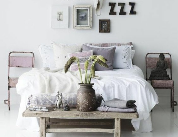 1.idée-de-déco-chambre-adulte-décoration-murale-originale-coussins-de-lit-colorés-couverture-de-lit-blanche-fleurs