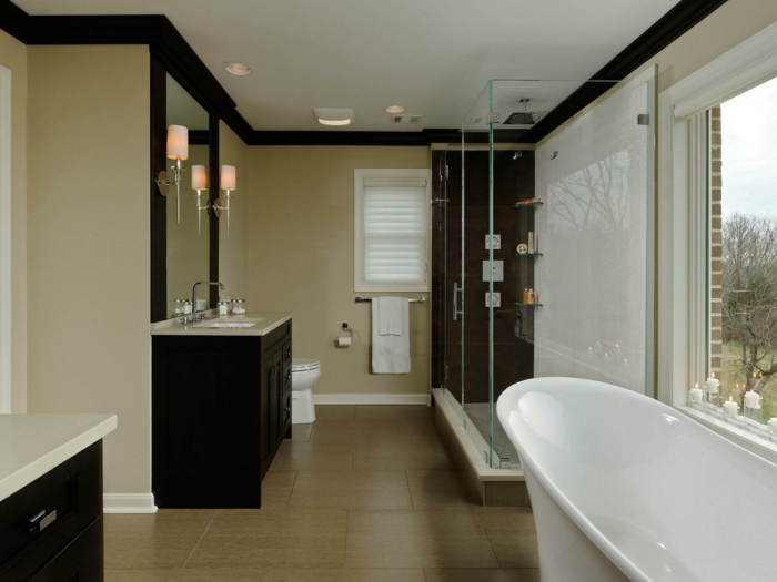 modele-salle-de-bain-contemporaine-baignoire-blanche-vasque-encastrée-dans-un-meuble-salle-de-bain-marron-cabine-de-douche-à-paroi-en-verre-style-sobre