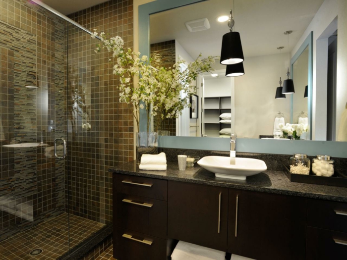modele-salle-de-bain-grand-meuble-salle-de-bain-en-bois-marron-vasque-à-poser-cabine-de-douche-en-mosaique