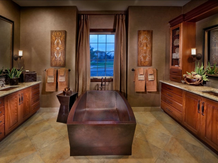 modele-salle-de-bain-spacieuse-meubles-salle-de-bain-en-bois-rangement-en-bois-baignoire-en-pierre-idée-carrelage-salle-de-bain-en-grès-cérame-ambiance-exotique