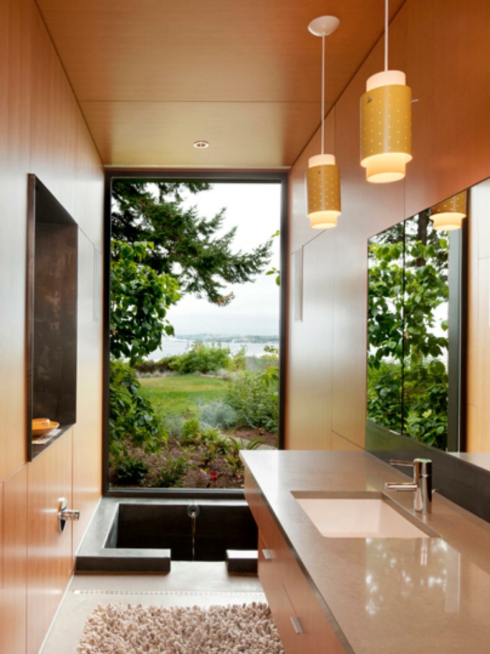 modele-salle-de-bain-style-japonais-décor-en-brun-grande-fenêtre-qui-s'ouvre-sur-un-paysage-pittoresque