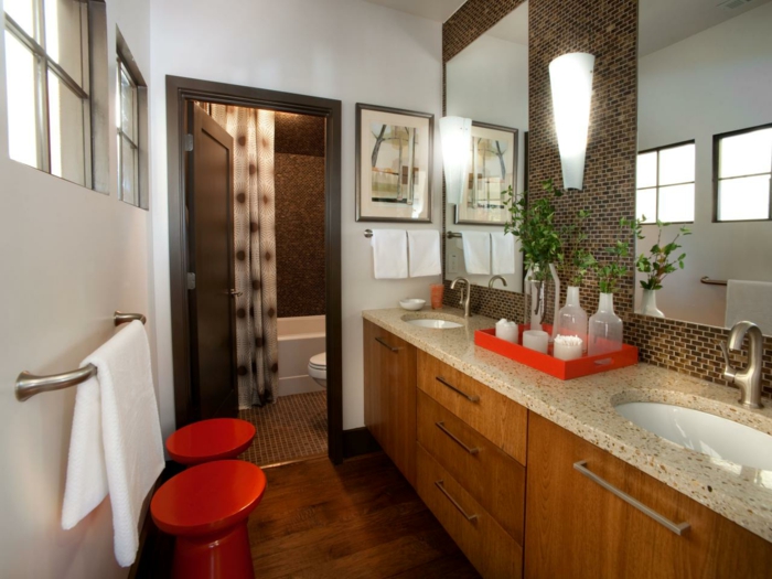 déco-salle-de-bain-moderne-en-bois-avec-des-accents-rouges-ambiance-cozy
