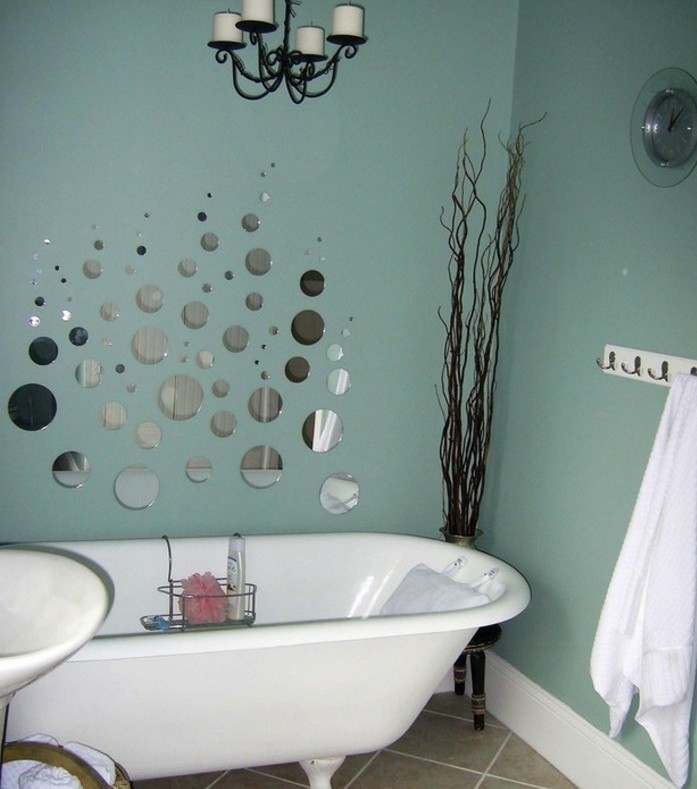 jolie-déco-salle-de-bain-en-bleu-sarcelle-petits-miroirs-imitant-des-d'eau