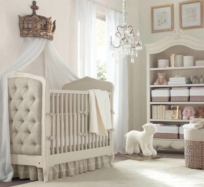 25belle-idée-déco-chambre-bébé-style-somptueux-lit-à-barreaux-lustre-meuble-à-langer