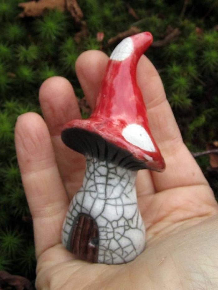 26-Sculpture pour jardin - un champignon dans une main