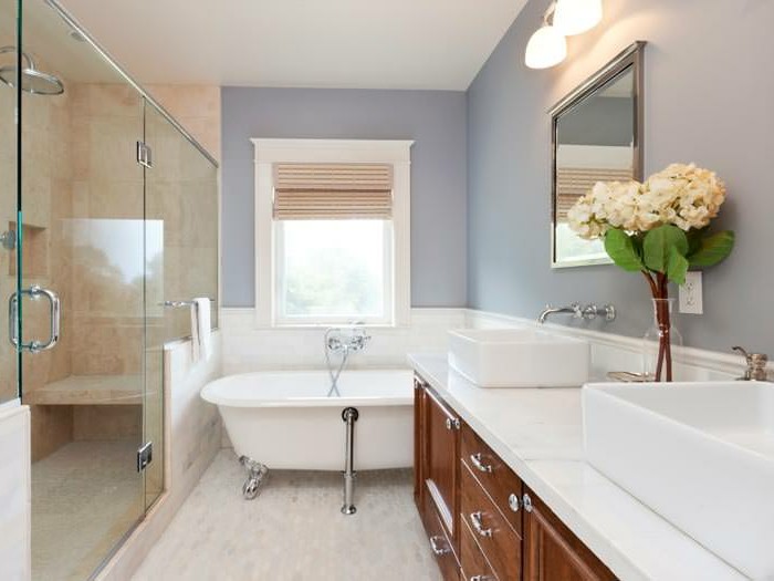 déco-salle-de-bain-idée-peinture-salle-de-bain-en-violet-baignoire-à-poser-vasques-à-poser-meuble-sous-vasque-en-bois-cabine-de-douche-salle-de-bain-zen